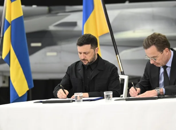 Volodymyr Zelenskyj forsseti og Ulf Kristersson, forsætisráðharri, skrivaðu undir ætlanarskriv í gjár (Mynd: EPA)
