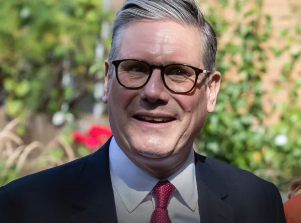 Keir Starmer, forsætisráðharri, sum nú eftir øllum at døma fer at taka orkuráðharra sín av ræði, tá fíggjarlógaruppskot verður lagt fram í november.