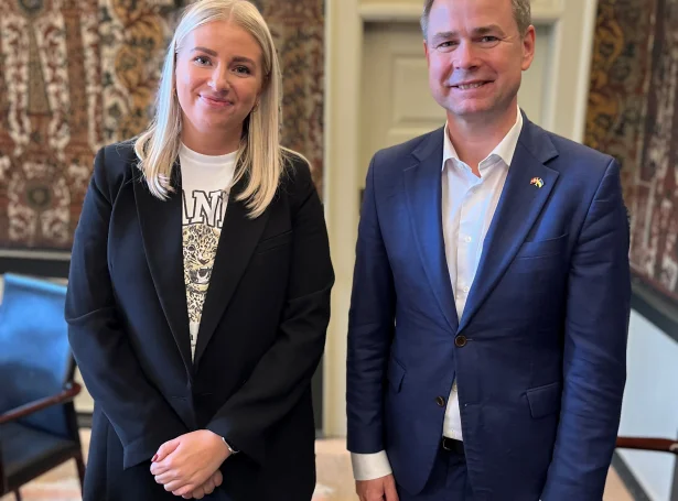 Anna Falkenberg hevur fingið sítt frá Nicolai Wammen, fíggjarmálaráðharra. Annað av føroysku fólkatingsumboðunum fegnast í øllum førum um at fáa ymiskt í 