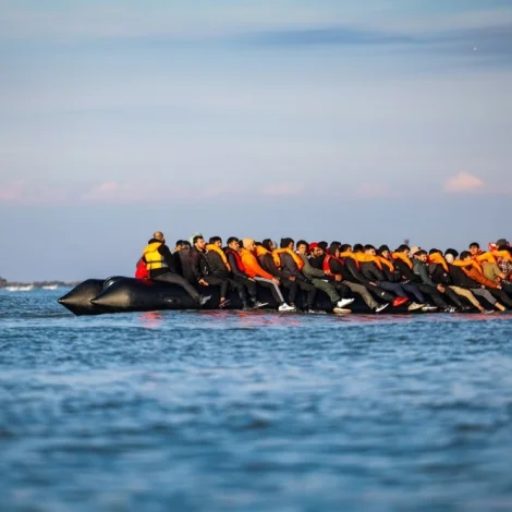 Fleiri migrantar um Ermasund enn í fjør