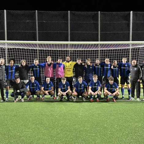 Sjúrður Jacobsen við Arnari Dam og Arnbirni Hansen sum hjálparvenjarum og teirra monnum eftir 3-1 sigurin í Gundadali í kvøld. Seinastu tríggjar ferðirnar EB/Streymur hevur verið í 1. deild, er liðið annars farið niður aftur beinanvegin (Mynd: EB/Streymur)