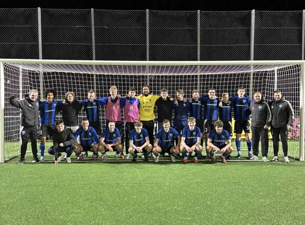 Sjúrður Jacobsen við Arnari Dam og Arnbirni Hansen sum hjálparvenjarum og teirra monnum eftir 3-1 sigurin í Gundadali í kvøld. Seinastu tríggjar ferðirnar EB/Streymur hevur verið í 1. deild, er liðið annars farið niður aftur beinanvegin (Mynd: EB/Streymur)