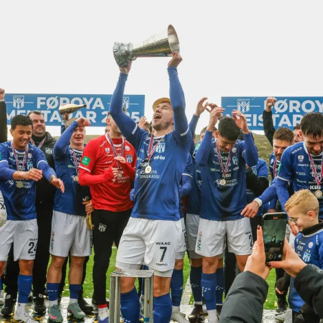 Árni Frederiksberg legði upp til tvey mál í sigrinum hjá KÍ og setti harvið met í málstigum (mál + upplegg) við 34. Harvið kundi vandamkili vongurn fyri fjórðu ferð uppá fimm ár lyfta FM-steypið - hesaferð á sínum gamla heimavølli (Mynd: Jens. Kr Vang)