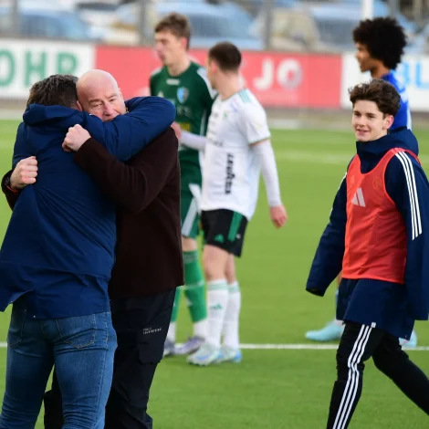 Stór frøi á Micheal Schjønberg í Sørvági, tá tað gjørdist greitt, at sæti var tryggjað (Mynd: jn.fo)