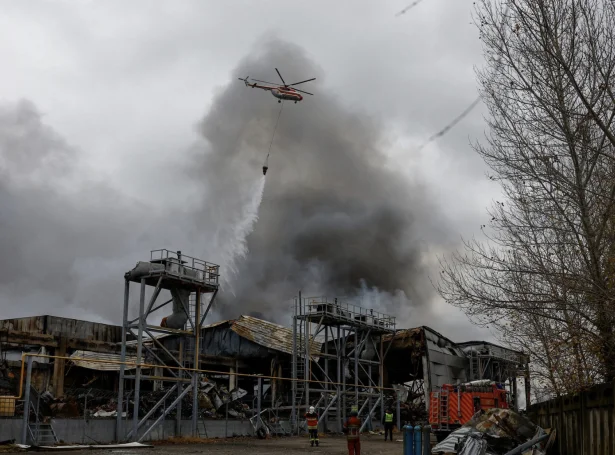 Vøruhús, sum varð rakt í álopinum í nátt (Mynd: Reuters)