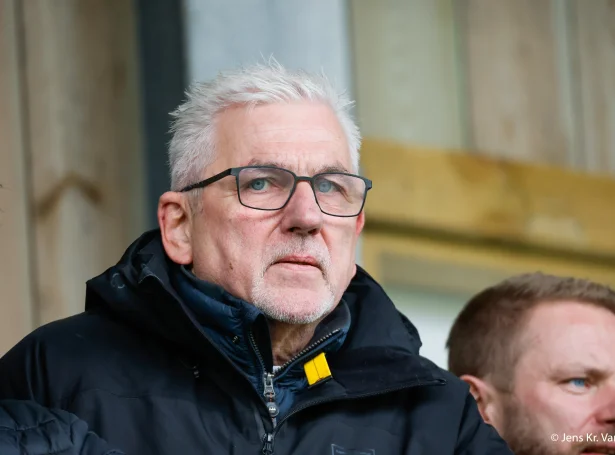 - Hetta er ein avgerð, sum er tikin yvir høvdið hjá okkum, men vit hava so gjørt vart við ónøgdina á røttum staði, sigur Tummas Lervig í kvøld. KÍ sleppur kortini ikki á vøllin í kvøld (Mynd: Jens Kr. Vang)