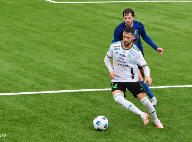 Edvin Jakobsen gjørdi bart, og hann og 07 Vestur vísti styrki eftir tapið á Svangaskarði sunnudagin (Mynd: Jóanis Albert Nielsen/jn.fo)