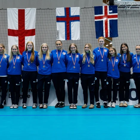 Ungu føroysku kvinnurnar við silvurheiðursmerkjunum (Mynd: Flogbóltssamband Føroya)