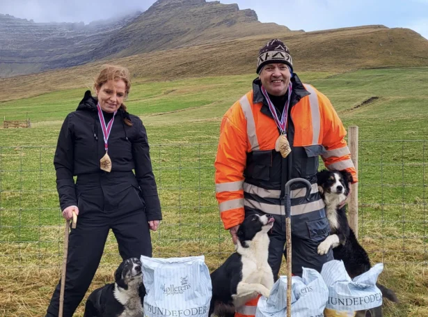 Tummas Jacobsen við hundinum Moss og tíkini Mainstay Meg, og Anna Sofía Fjallheim við tíkini Kelly (Mynd: Seyðahundasamband Føroya)