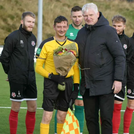 Edvard Højgaard og Róin Schrøter, varaforseti í Fótbóltssambandi Føroya (Mynd: FSF.fo)