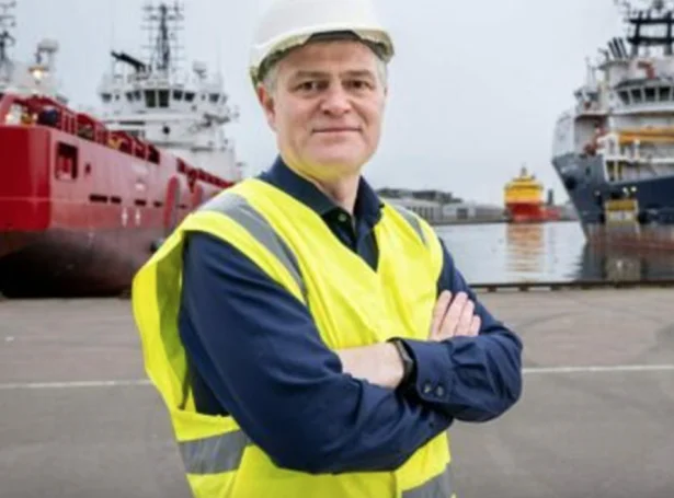 David Whitehouse, stjóri í meginfelagnum hjá bretskari orkuvinnu heitir á stjórnina at betra karmarnar hjá olju- og gassvinnuni. Tað kann vera við til at betra um truplu búskaparligu støðuna í Bretlandi heldur hann.
