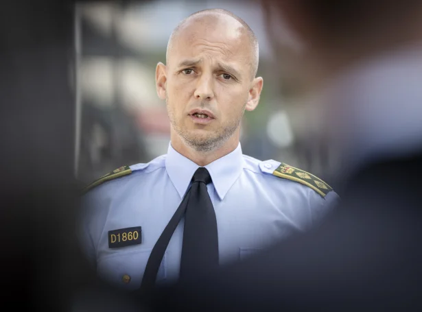 Lasse Boje, leiðari fyri NSK, á tíðindafundi 22. mai 2024, ið snúði seg um fyribils upploysn av Bandidos. (Mynd: EPA)