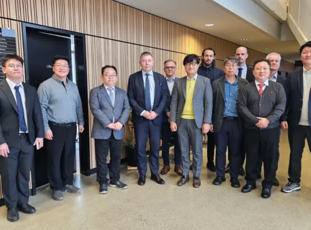 Vitjanin endaði við, at ein avtalað varð undirskrivað mánadagin 19. oktober í Vinnuhúsinum - tað er ikki greitt enn, júst hvat kemur burturúr avtaluni (Mynd: industry.fo)