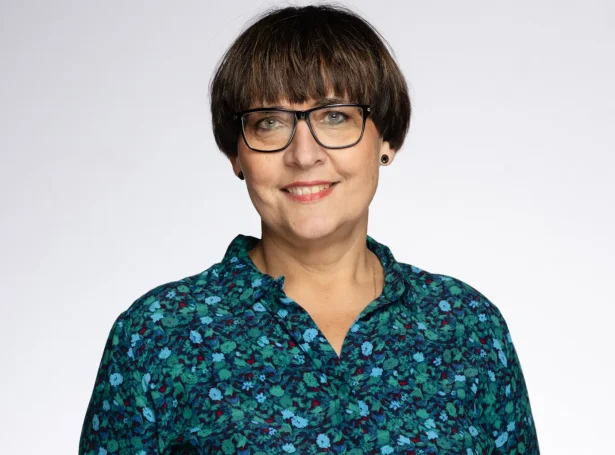 Í 2021 vardi May-Britt sína ph.d.-ritgerð, sum snýr seg um fótbólt sum heilivág og fyribyrging fyri lívsstílssjúkur. Sìðani hevur granskingin hjá May-Britt eisini snúð seg um rørslu og trivnað hjá fólki við kroniskum sjúkum (Mynd: setur.fo)