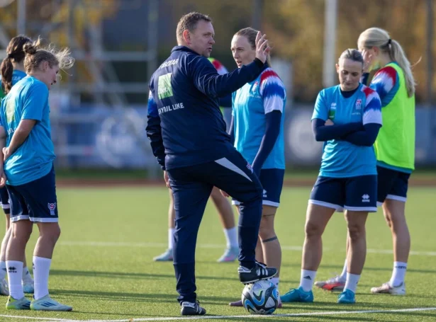 Pætur Smith Clementsen og føroyska liðið fingu ikki úrslit burtuúr Baltic Cup - venjarin peikar tó á nøkur onnur ting (Mynd: FSF/Jóhann Thomsen)
