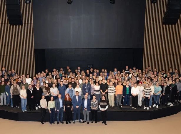 - Nú er so eitt gott ár til komandi løgtingsval. Men enn er arbeiðsvikan ikki stytt. Styttri arbeiðsvika hevði lætt munandi um hjá øllum løntakararunum, serstakliga hjá barnafamiljum. Men nú tigur samgongan um ætlaninar um at stytta arbeiðsvikuna, skriva fakfeløgini í almennum fyrispurningi í dag (Mynd: Fakfelagssamstarvið)