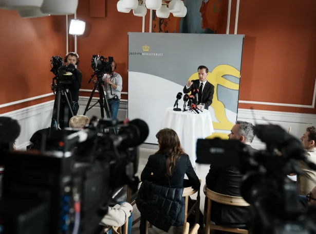 Peter Hummelgaard, danski løgmálaráðharrin, her á tíðindafundi, tá forboðsmálið móti Bandidos av fyrstantíð varð viðgjørt. (Mynd: EPA)