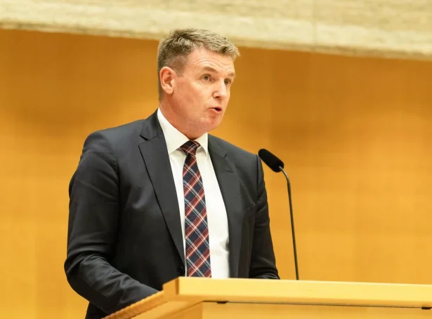 Løgmaður á røðarapallinum í svenska ríkisdegnum (Mynd: norden.org)