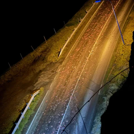 Aftur koyrandi gjøgnum Leirvík og tunnilin