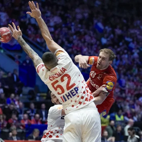 Simon Pytlick, sum hevur verið darvaður av skaða í hondini, í ár, spældi ein flottan dyst í kvøld - beint undir tíggju mánaðir eftir HM-finalusigurin hjá Kroatia í Oslo (Mynd: EPA)