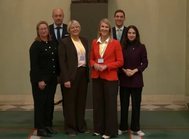 Frá vinstru Camilla Gunell, Áland, Magnus Heunicke, Danmark, Margit Stórá, Føroyar, Sari Multala, Finnland, Andreas Bjelland Eriksen, Noreg, og Romina Pourmokhtari, Svøríki (Mynd: norden.org)