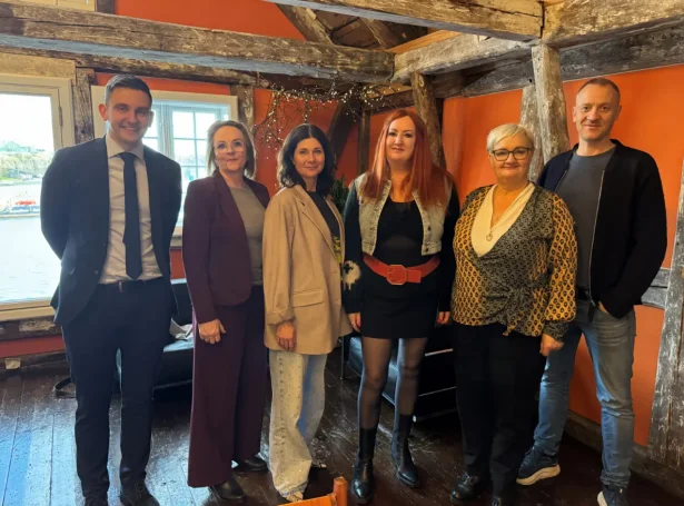 - Í dag, 30. oktober 2025 er serstøk avtala um løn undir útbúgving loksins avtala millum Kommunala Arbeiðsgevarafelagið, Fíggjarmálaráðið og tey trý fakfeløgini - Heilsuhjálparafelag Føroya, Heilsurøktarafelagið og Føroya Pedagogfelag (Mynd: kaf.fo)