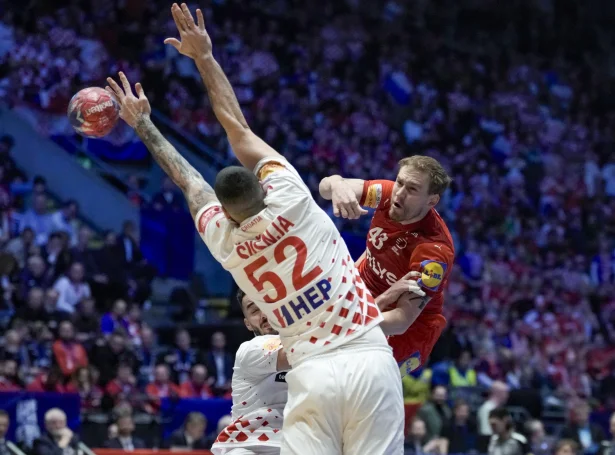 Simon Pytlick, sum hevur verið darvaður av skaða í hondini, í ár, spældi ein flottan dyst í kvøld - beint undir tíggju mánaðir eftir HM-finalusigurin hjá Kroatia í Oslo (Mynd: EPA)