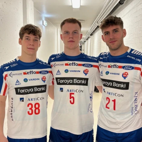Høgni Heinason, Pauli Rasmussen og Pauli Høj eftir dystin móti Niðurlondum. Tað var serliga síðstnevndi, sum fekk víst seg væl fram, og skoraði nummar 21 sítt fyrsta A-landsliðsmál (Mynd: Hondbóltssamband Føroya)