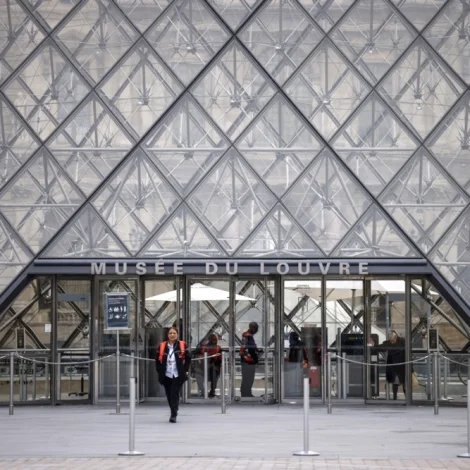 Louvre-ránið: Fimm handtøkur afturat