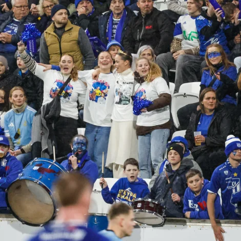 Fagnaður á trúlovaðu hjá René Shaki Joensen, Saru Samson Lamhauge, og hinum. Partur av polterabend hjá henni var at vera til steypafinaluna (Mynd: Sverri Egholm)