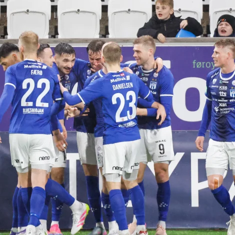 KÍ'arnir fegnast um forloysandi málið hjá Mads Boe Mikkelsen stutt fyri steðgin. Undan hesum høvdu føroyameistararnir ikki skapt nakað serligt, men KÍ vísti aftur kynisku og styrki (Mynd: Jens Kr. Vang)