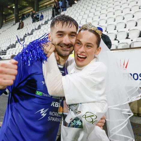 Nógv gull at fegnast um hjá Saru og Shaki - skjótt skal fótbóltsparið giftast (Mynd: Jens Kr. Vang)