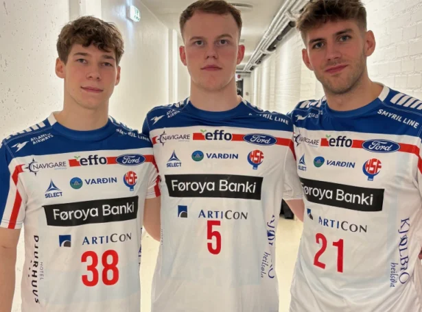 Høgni Heinason, Pauli Rasmussen og Pauli Høj eftir dystin móti Niðurlondum. Tað var serliga síðstnevndi, sum fekk víst seg væl fram, og skoraði nummar 21 sítt fyrsta A-landsliðsmál (Mynd: Hondbóltssamband Føroya)