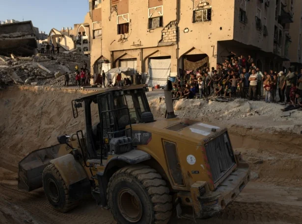 Leitað verður eftir líkum í Khan Younis í sunnara parti av Gazageiranum (Mynd: EPA)
