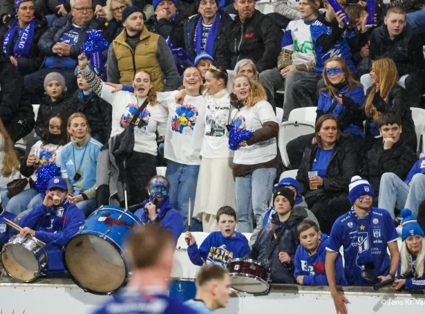 Fagnaður á trúlovaðu hjá René Shaki Joensen, Saru Samson Lamhauge, og hinum. Partur av polterabend hjá henni var at vera til steypafinaluna (Mynd: Sverri Egholm)