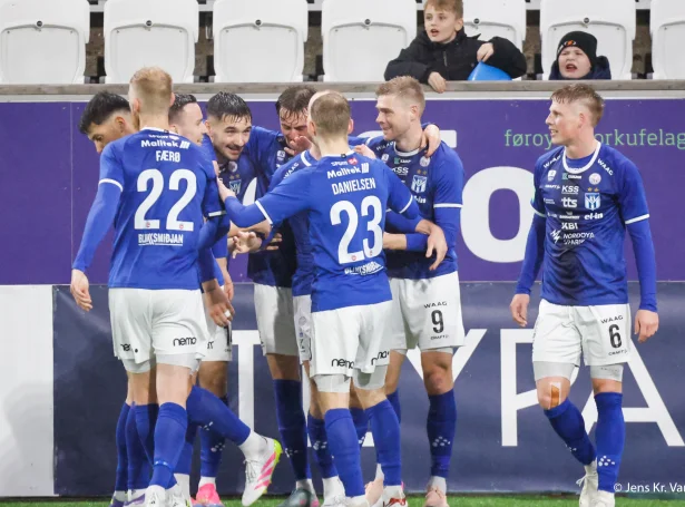 KÍ'arnir fegnast um forloysandi málið hjá Mads Boe Mikkelsen stutt fyri steðgin. Undan hesum høvdu føroyameistararnir ikki skapt nakað serligt, men KÍ vísti aftur kynisku og styrki (Mynd: Jens Kr. Vang)