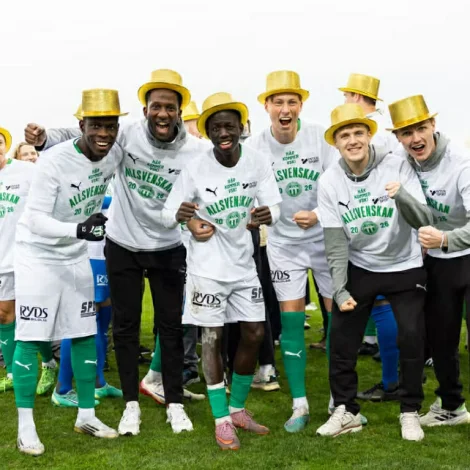 Mattias fegnast næstuttast til høgru. 19-ára gamli føroyingurin kom til Västerås í august. Hann hevur spælt  ein dyst - og skorað eitt mál - higartil (Mynd: VSK Fotball)