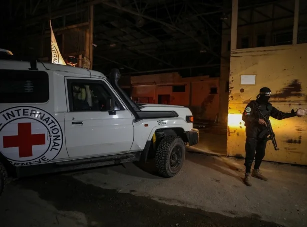 Deyðu gíslarnar verða latnir Reyða Krossi í Gaza, sum síðani flytir teir til Ísrael (Mynd: EPA)