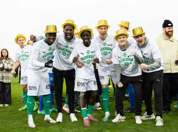 Mattias fegnast næstuttast til høgru. 19-ára gamli føroyingurin kom til Västerås í august. Hann hevur spælt  ein dyst - og skorað eitt mál - higartil (Mynd: VSK Fotball)