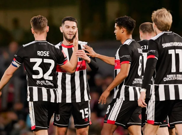 24-ára gamli føroyingurin slapp nú at royna seg í heimsins elstu steypakapping (Mynd: gtfc.co.uk)