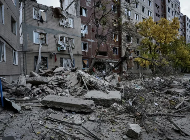 Íbúðarbygningar fingu skaða í einum russiskum álopi á Donetsk leygarnáttina (Mynd: Reuters)