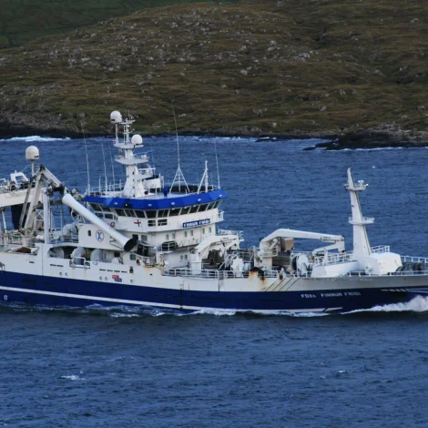 Tróndur í Gøtu landar á Tvøroyri