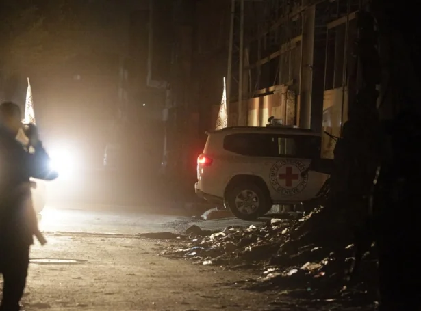 Akfar hjá Reyða Krossi eftir deyðum gíslum í Gaza býi 15. oktober (Mynd: EPA)