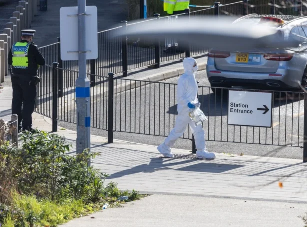 Kanningarfólk á tokstøðini í Huntingdon, har tokið varð steðgað leygarkvøldið (Mynd: EPA)