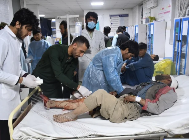 Fólk, sum vórðu særd undir jarðskjálvtanum, fáa viðgerð á sjúkrahúsi í býnum Mazar-e-Sharif (Mynd: EPA)