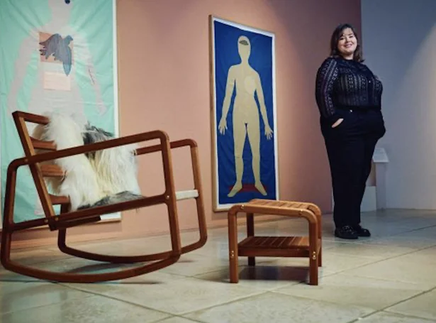 Sara Højgaard og stólurin Drangarnir á Trapholt listasavninum (Mynd: Lasse Skov)