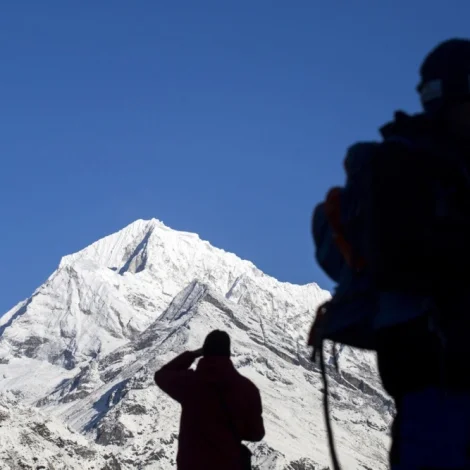 Sjey fólk hava latið lív í skalvalopi í Nepal