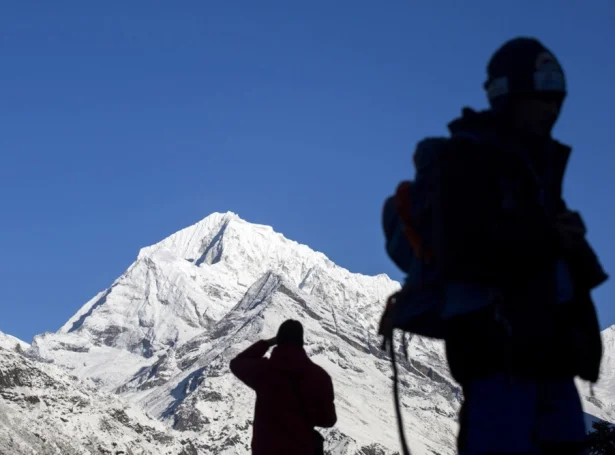 Fleiri hundrað fjallaklintrarar vitja Nepal og Himmalaya fjøllini árliga, tó ikki eins nógv um heystið, sum um várið (Savnsmynd: EPA)