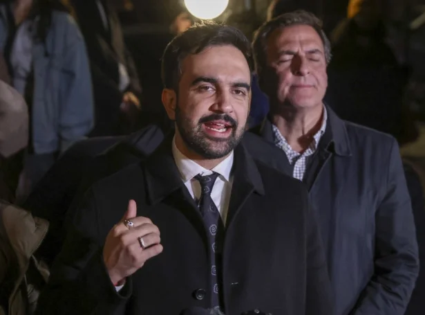 Demokratiska borgarstjóravalevnið Zohran Mamdani tosaði við tíðindafólk í Queens býarpartinum í gjár (Mynd: EPA)