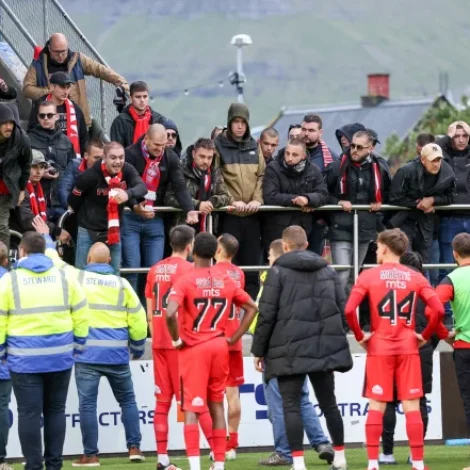 Í summar var vónbrot um úrslitið í Klaksvík (1-0), sum sendi Radnicki út í Evropa. Men mánadagin rakti nakað, ið ikki kann samanberast við úrslit á vøllinum, serbiska felagið og tey avvarandi hjá Mladen Zizovic (Savnsmynd: Sverri Egholm)